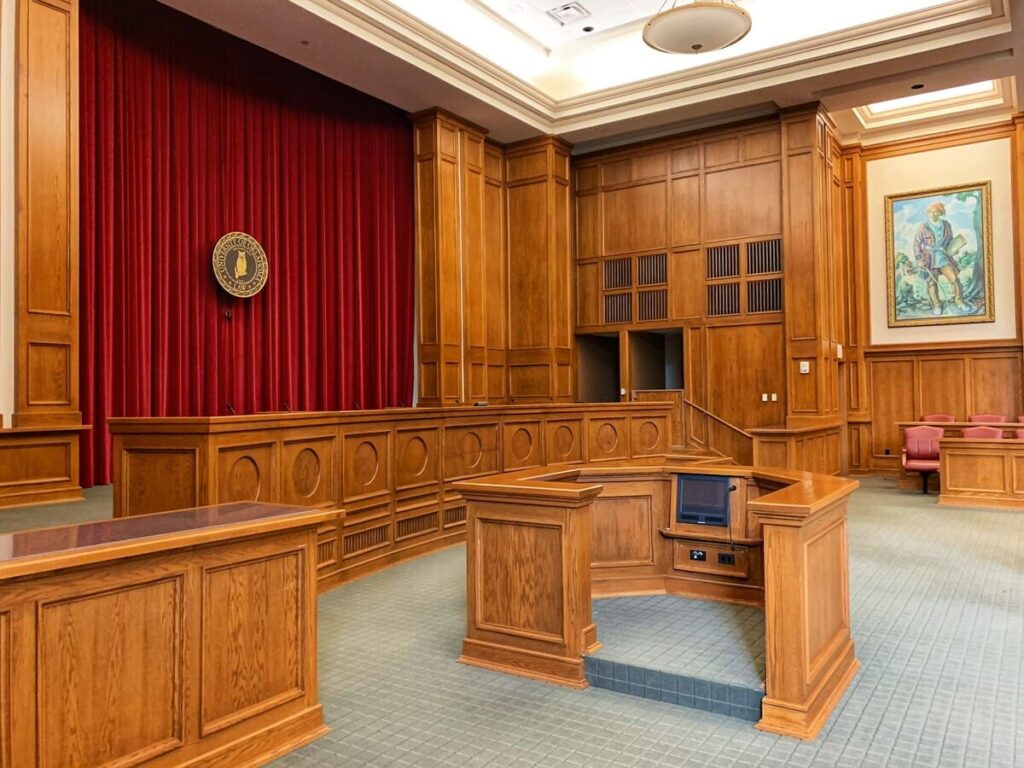 不倫・浮気による慰謝料請求の裁判手順を徹底解説！自分か弁護士かの判断基準やリスクも解説