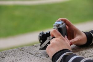 浮気の証拠写真を自分で撮る前に知っておくべきこと