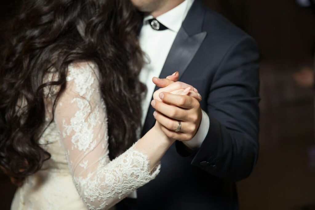 公務員は不倫がバレると仕事に影響する？懲戒処分の可能性やリスクを解説
