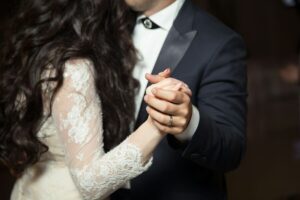 公務員は不倫がバレると仕事に影響する？懲戒処分の可能性やリスクを解説
