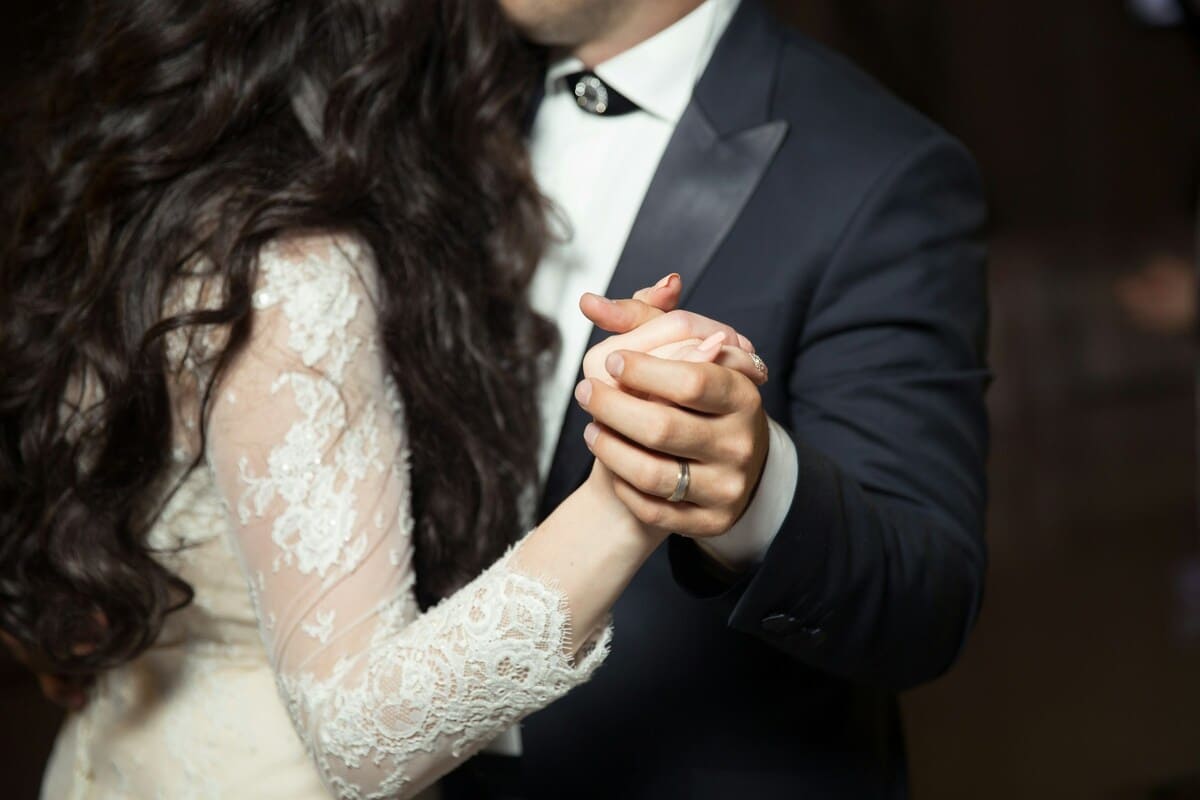 公務員は不倫がバレると仕事に影響する?懲戒処分の可能性やリスクを解説