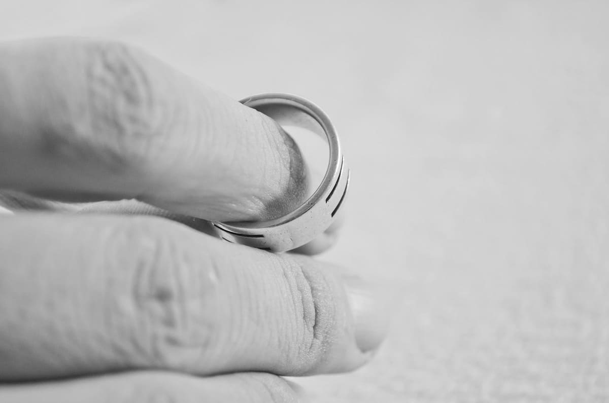 浮気発覚時に取るべき行動とは?冷静に正しく対処しよう