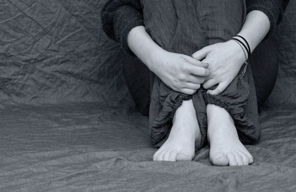 不倫が苦しい理由と解決策！つらい心を軽くするための別れ方を解説