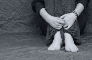 不倫が苦しい理由と解決策！つらい心を軽くするための別れ方を解説