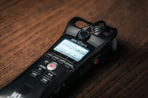 離婚・不倫の証拠には録音がおすすめ！正しい収集方法や法的リスクを解説