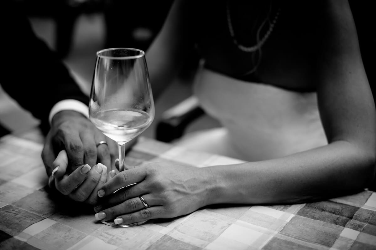 不貞行為の定義とは？キスやハグは不倫になる？法的視点から解説