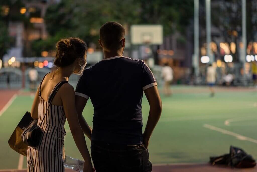 人妻との不倫は危険！リスクや正しい対処法を解説