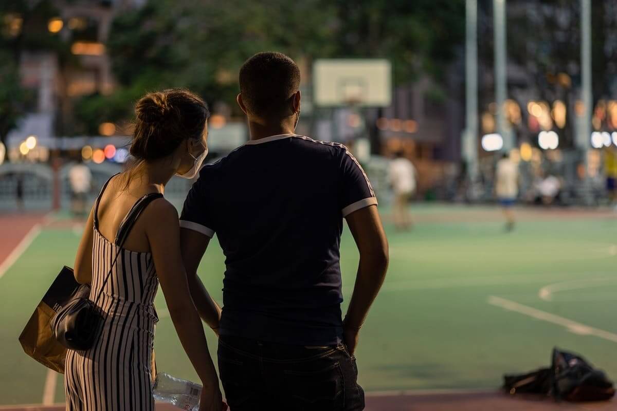 人妻との不倫は危険！リスクや正しい対処法を解説