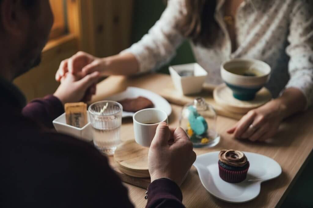不倫をする女性の特徴と心理｜行動パターンやきっかけを解説